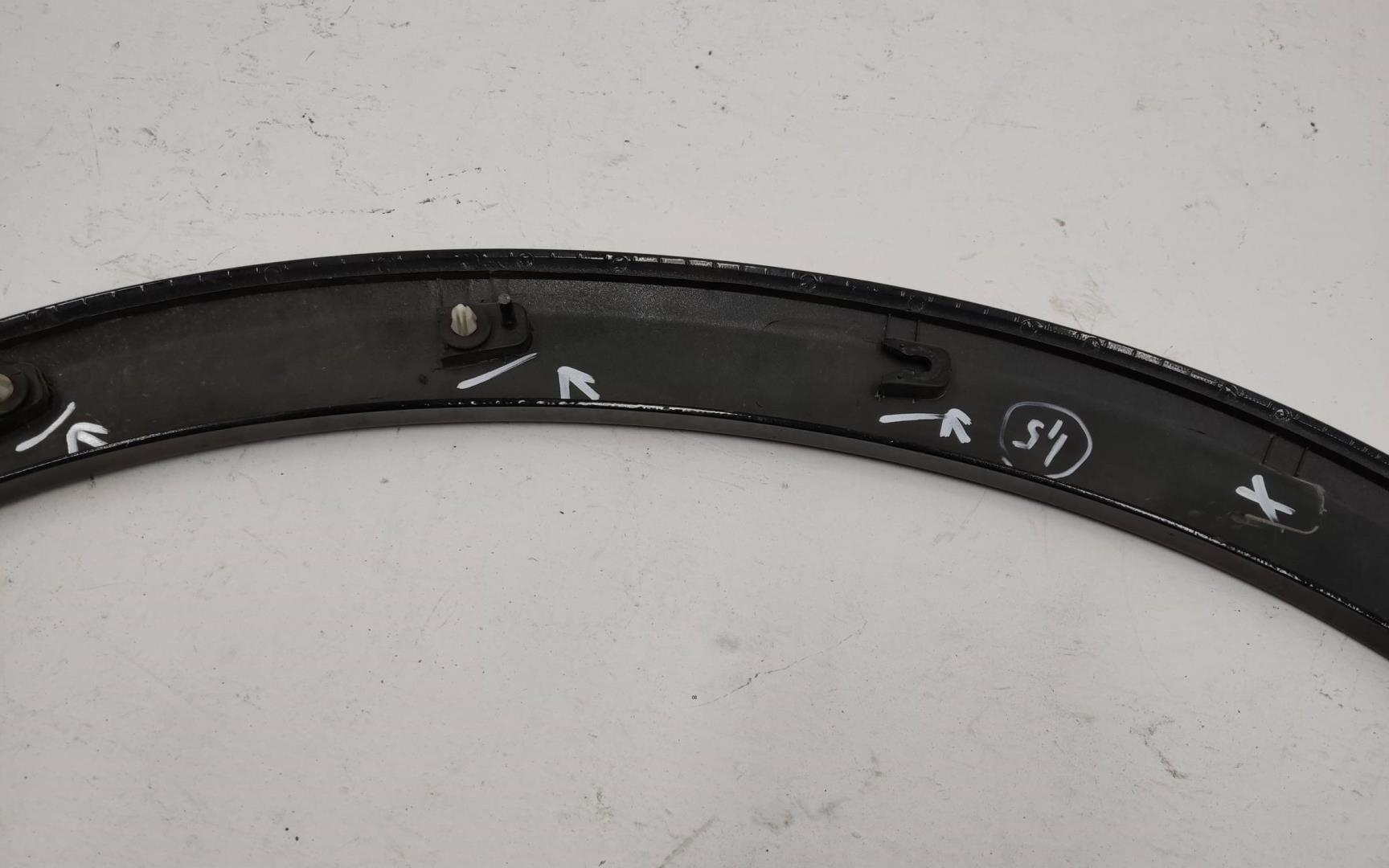 Накладка крыла переднего левого