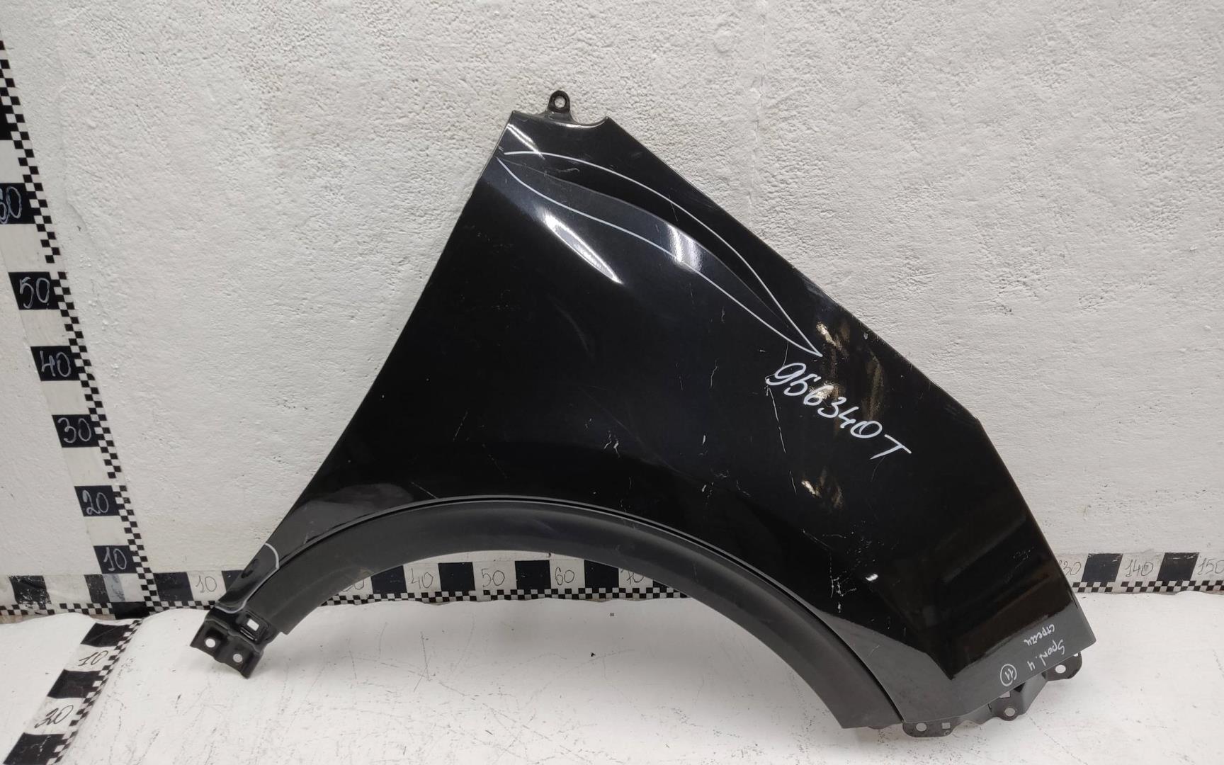 Крыло переднее правое