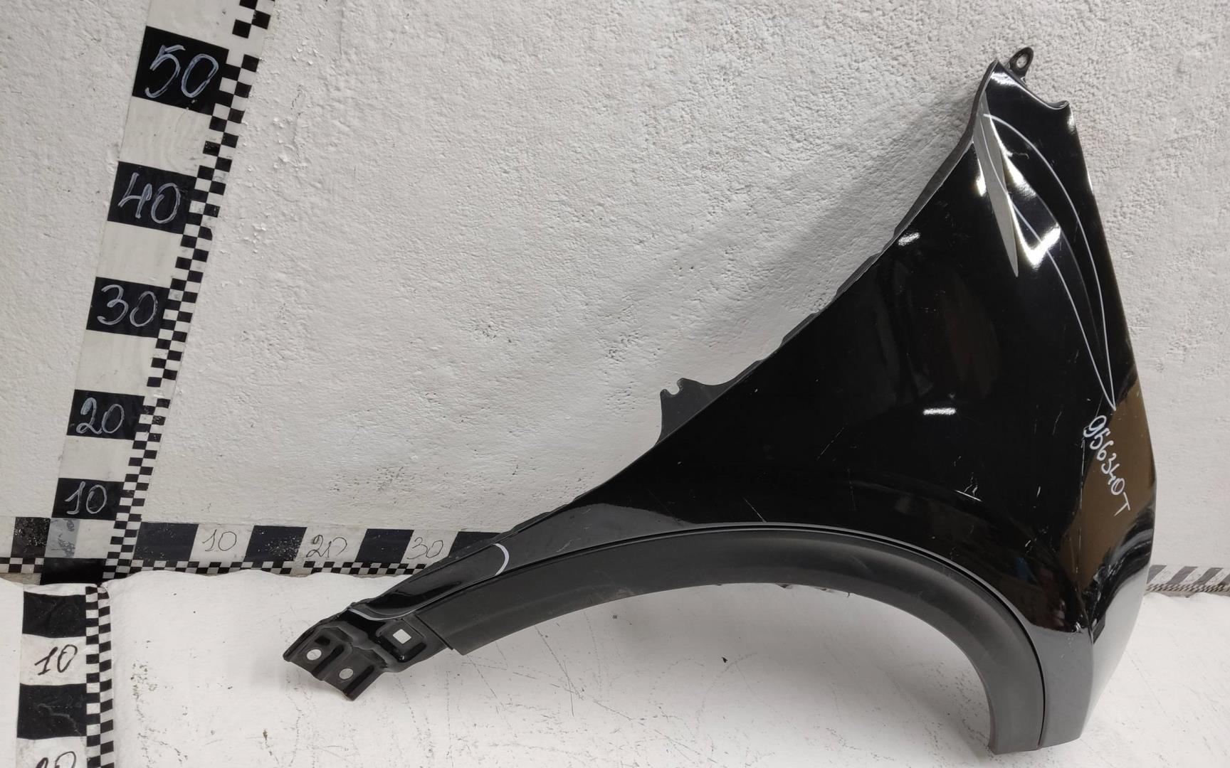 Крыло переднее правое