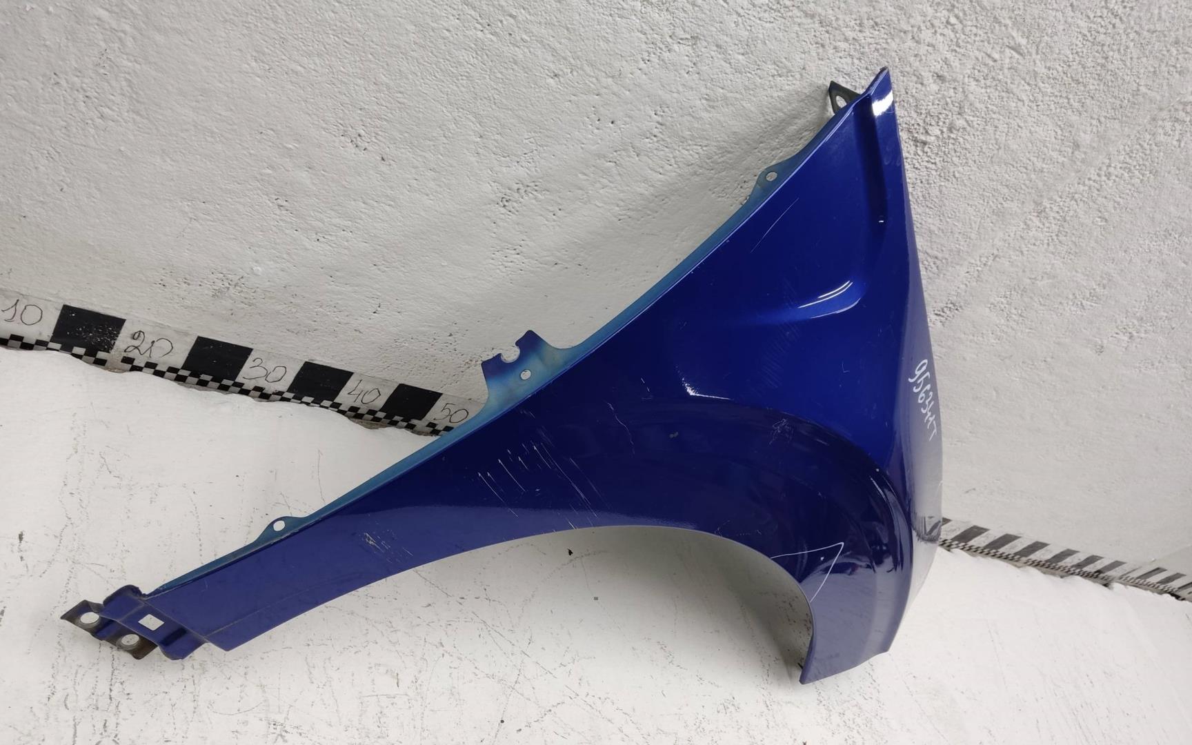 Крыло переднее правое