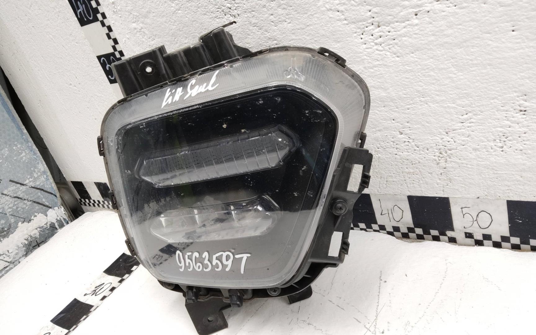 Фара противотуманная правая