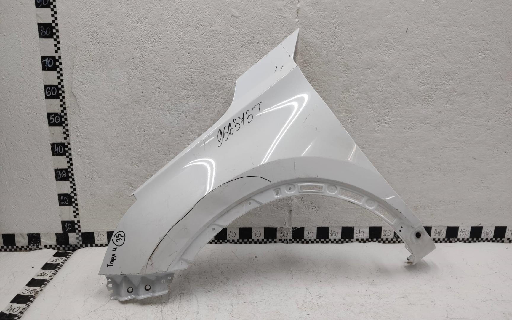 Крыло переднее левое