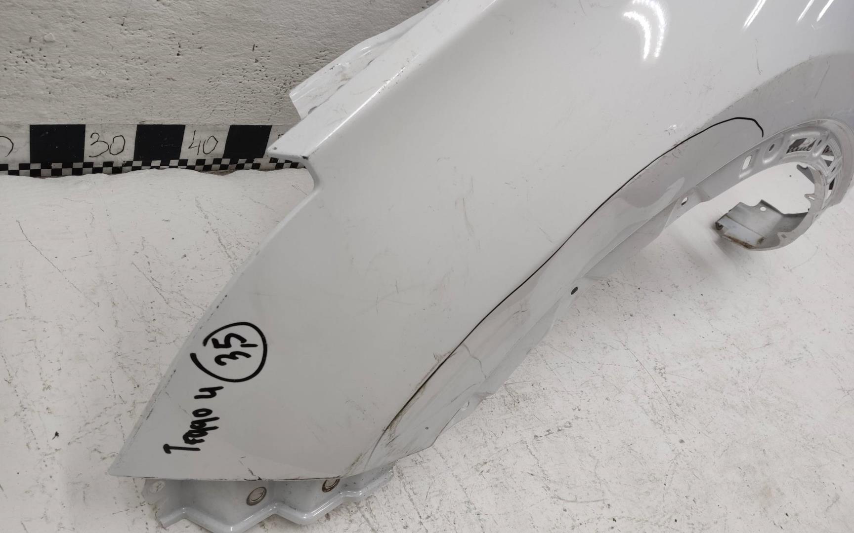 Крыло переднее левое