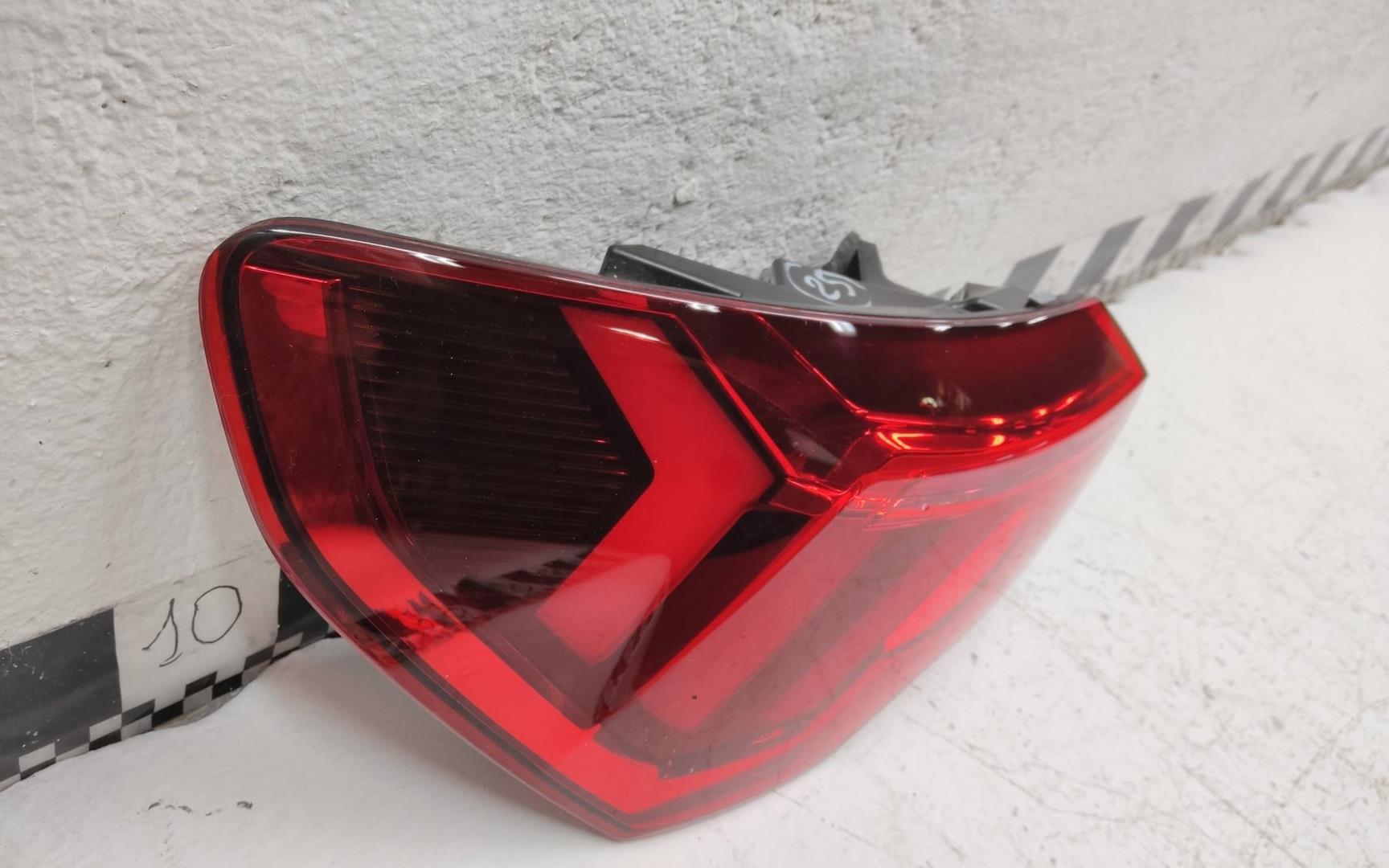 Фонарь задний наружный левый