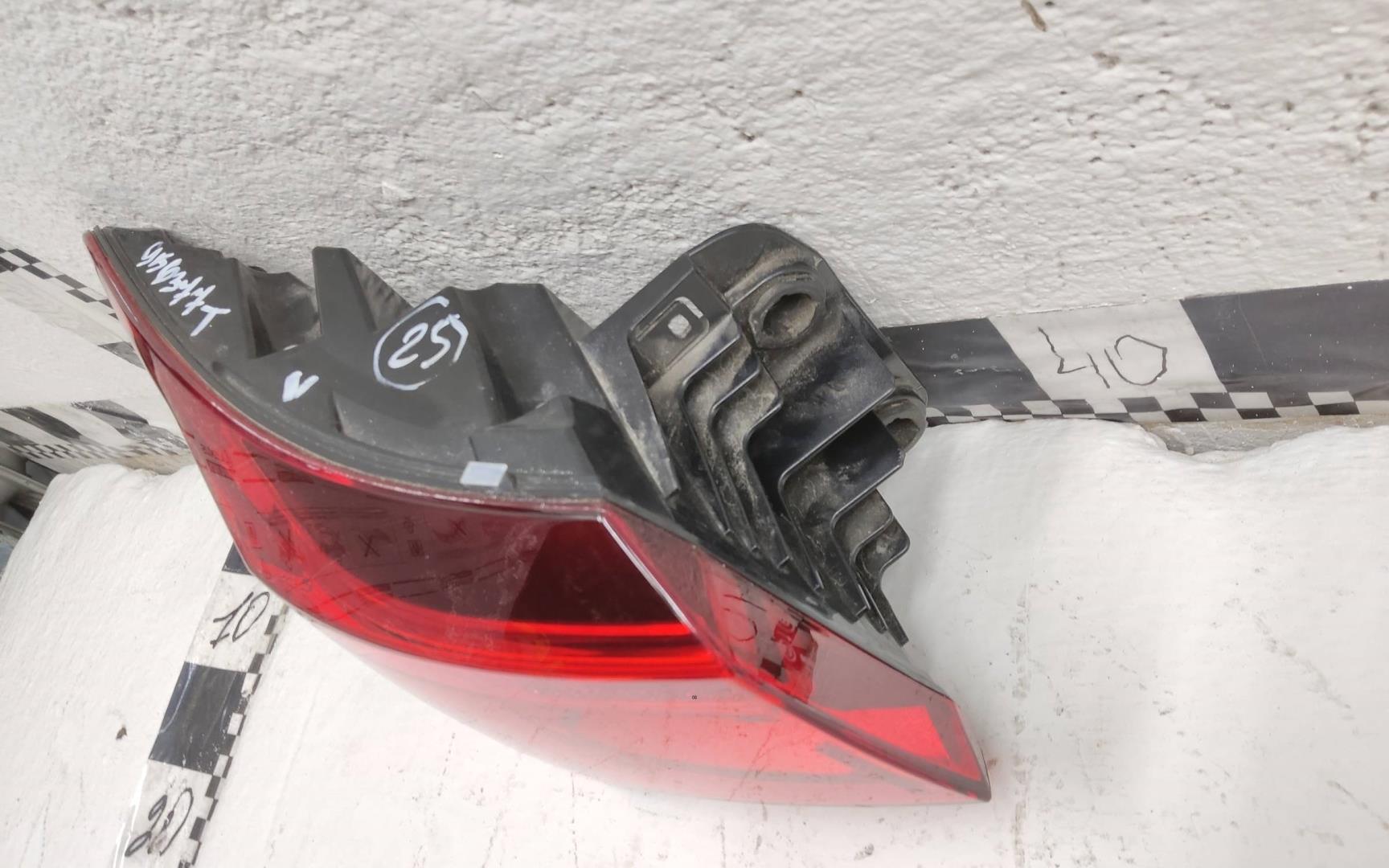 Фонарь задний наружный левый