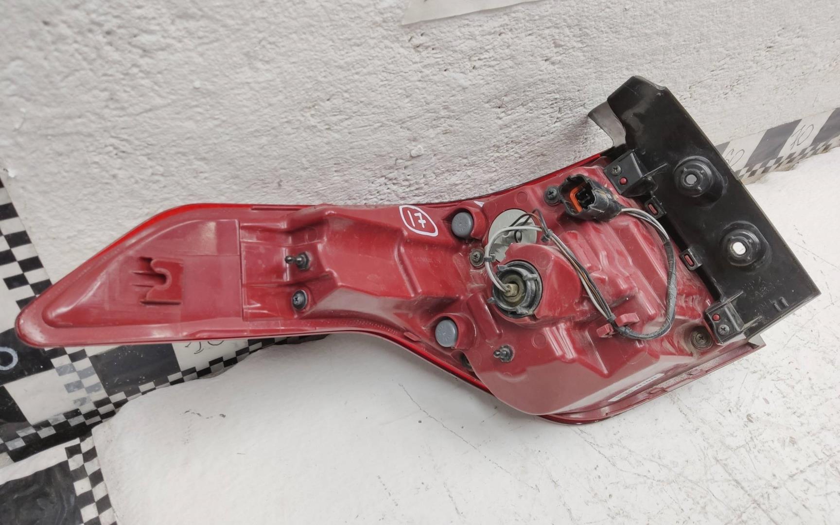 Фонарь задний наружный правый