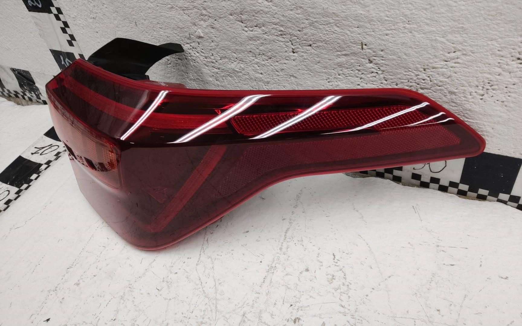 Фонарь задний наружный правый