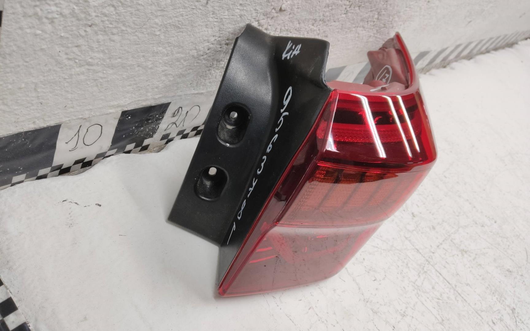 Фонарь задний наружный правый