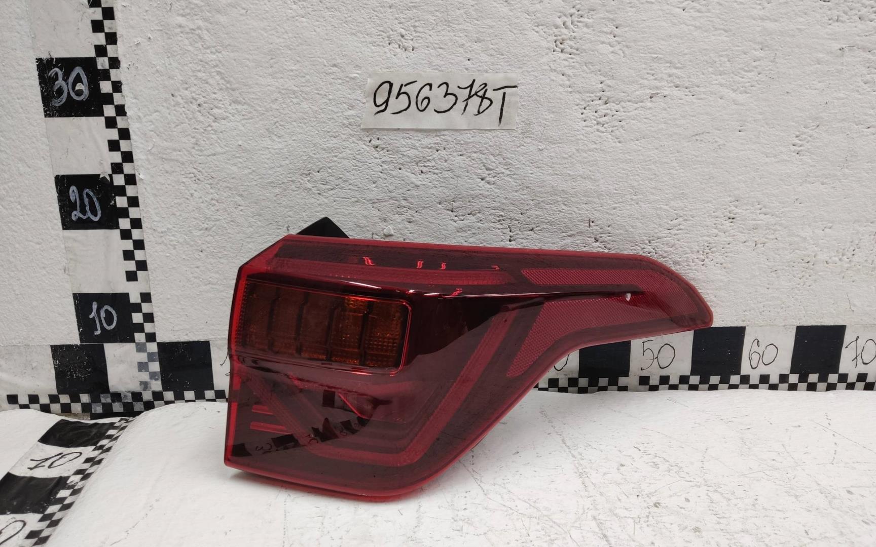 Фонарь задний наружный правый