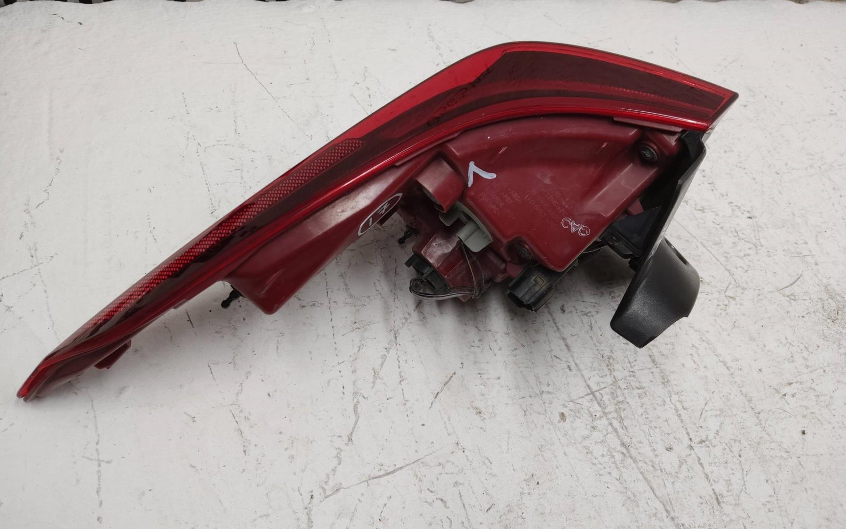 Фонарь задний наружный правый