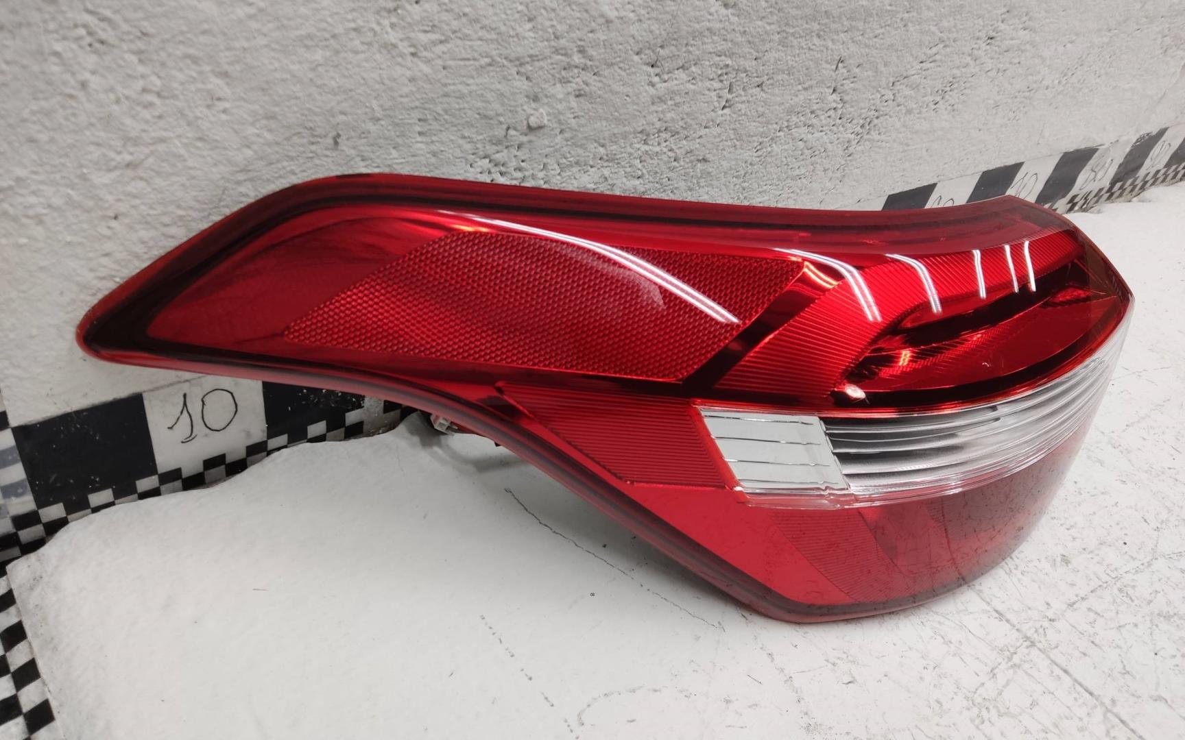 Фонарь задний наружный левый