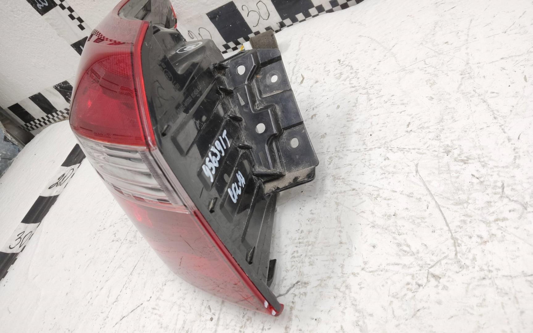 Фонарь задний наружный левый