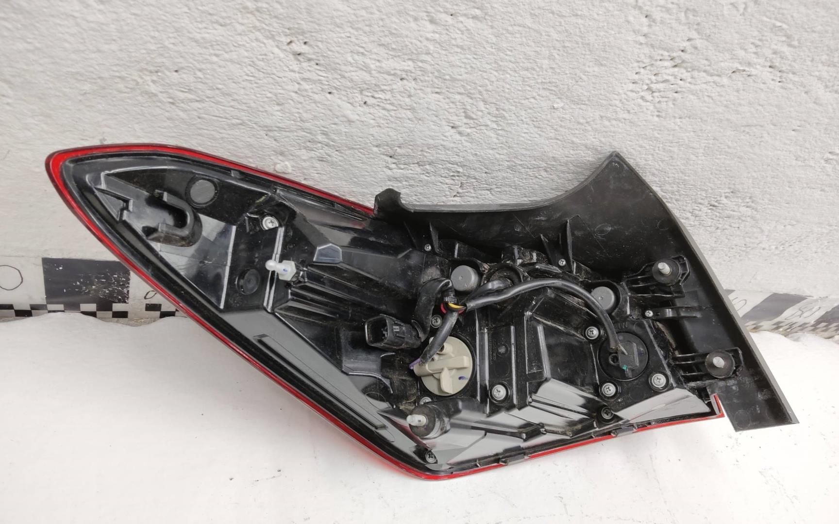 Фонарь задний наружный правый