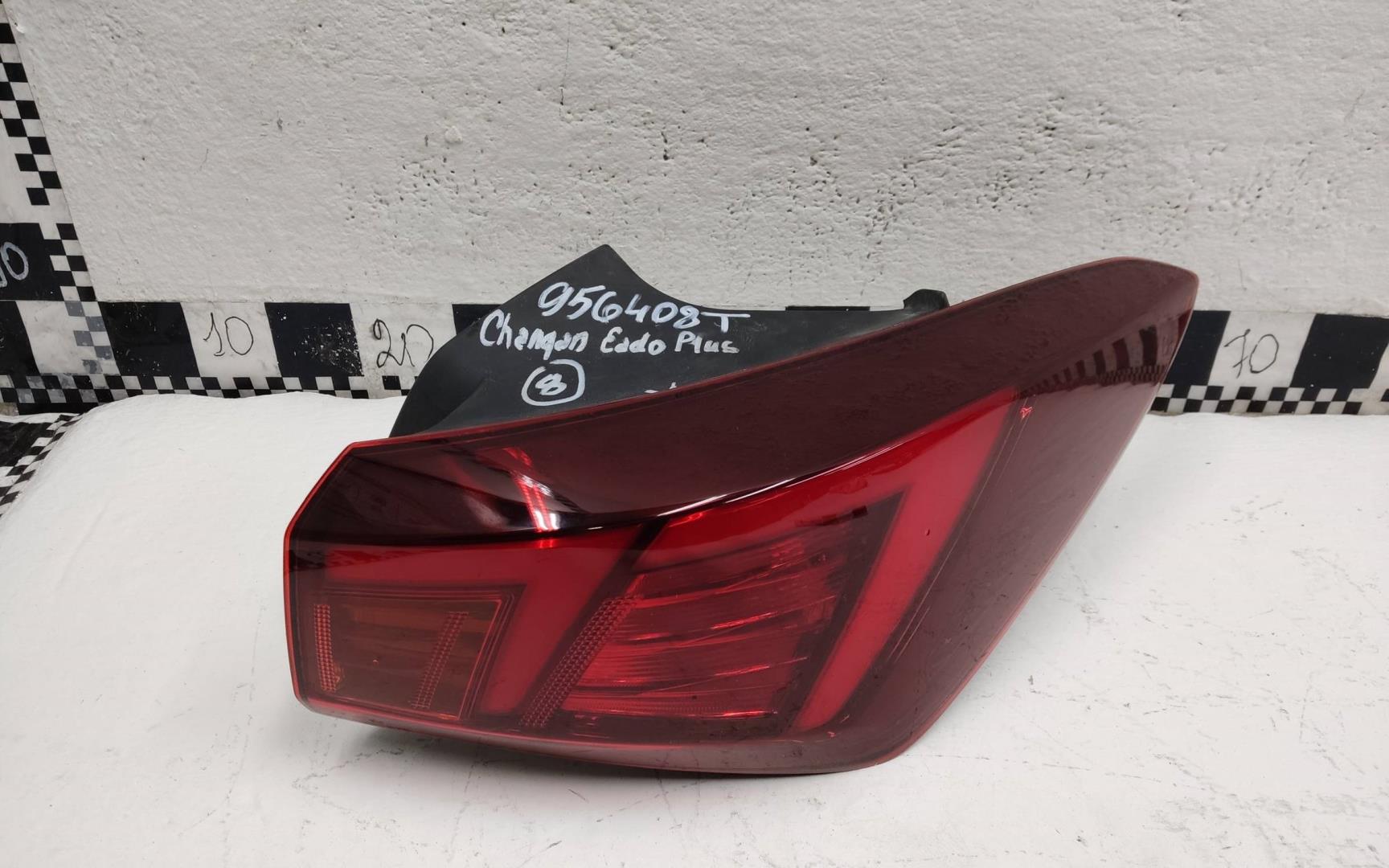 Фонарь задний наружный правый