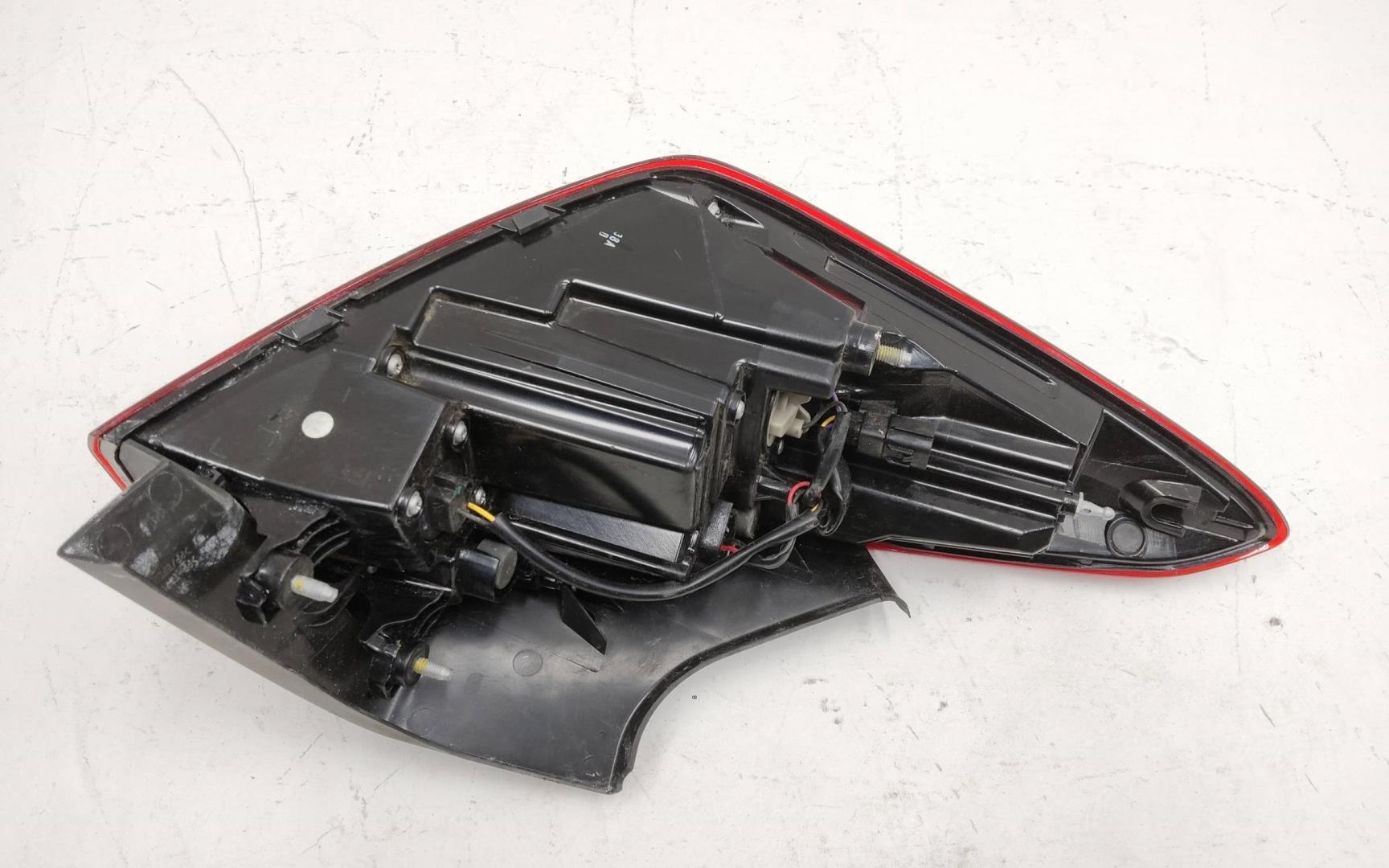 Фонарь задний наружный правый