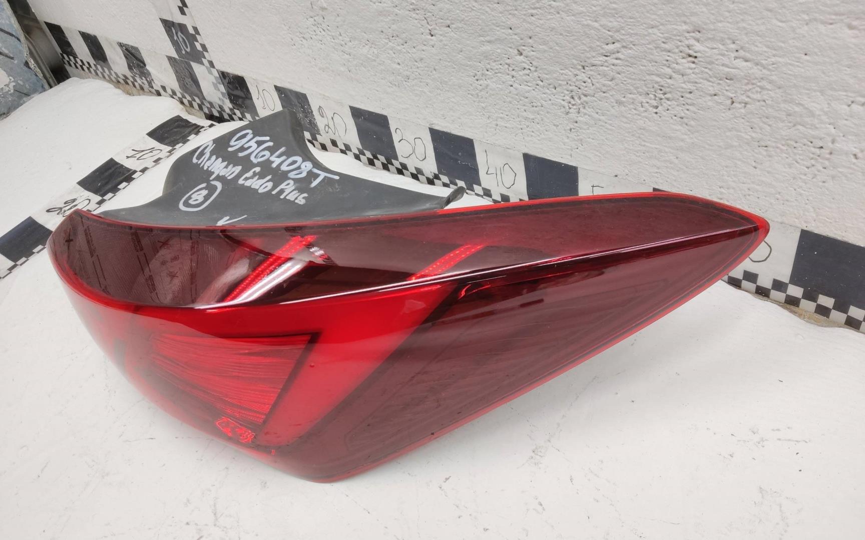 Фонарь задний наружный правый