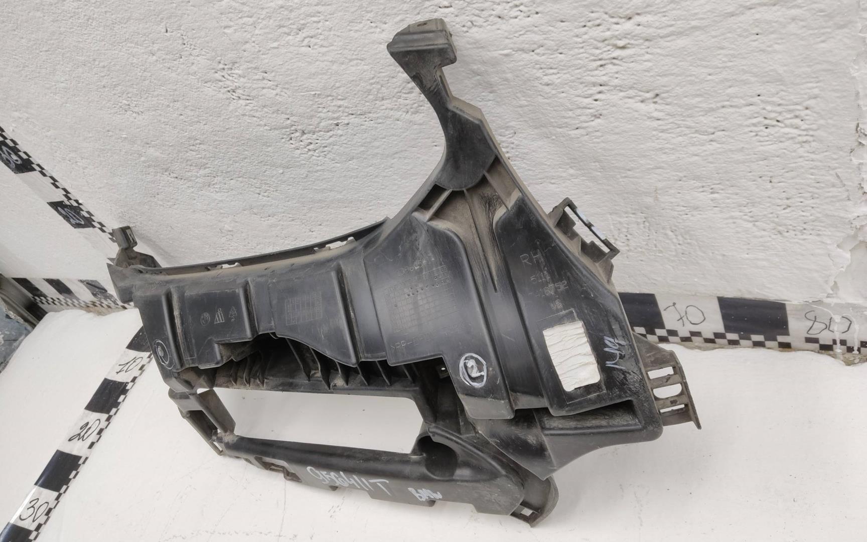 Кронштейн переднего бампера правый