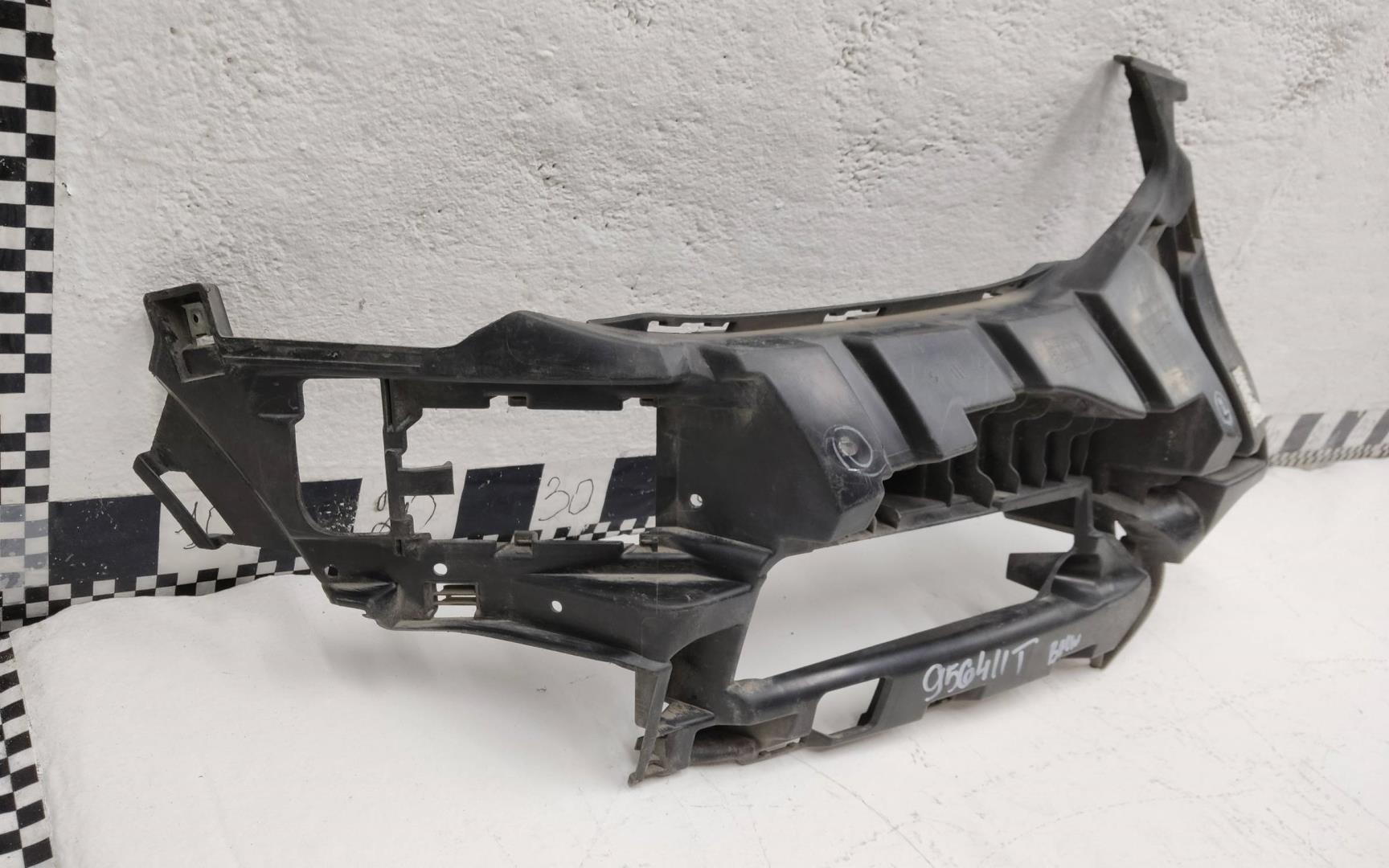 Кронштейн переднего бампера правый