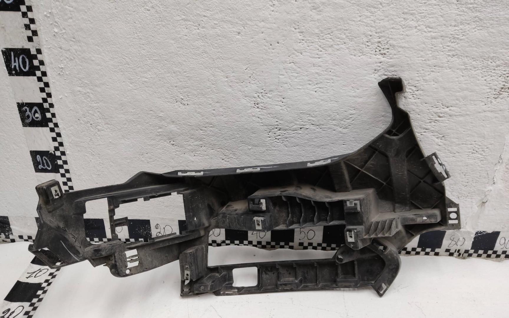 Кронштейн переднего бампера левый