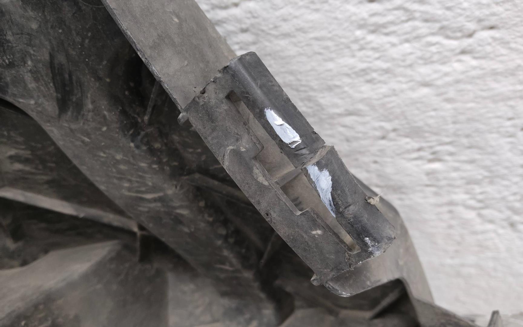 Кронштейн переднего бампера левый