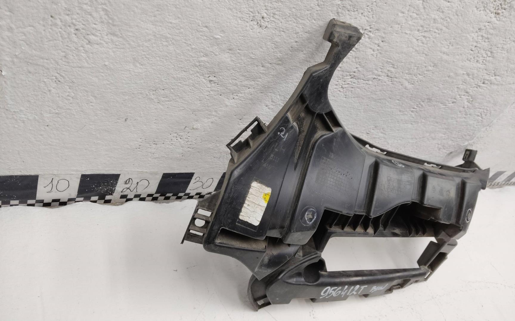 Кронштейн переднего бампера левый