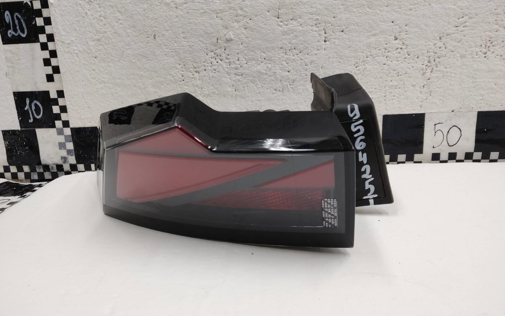 Фонарь задний наружный левый