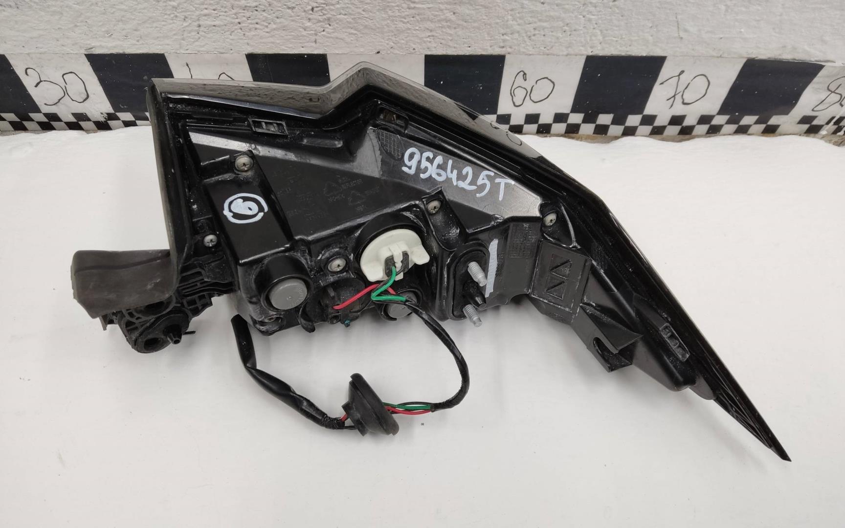 Фонарь задний наружный левый