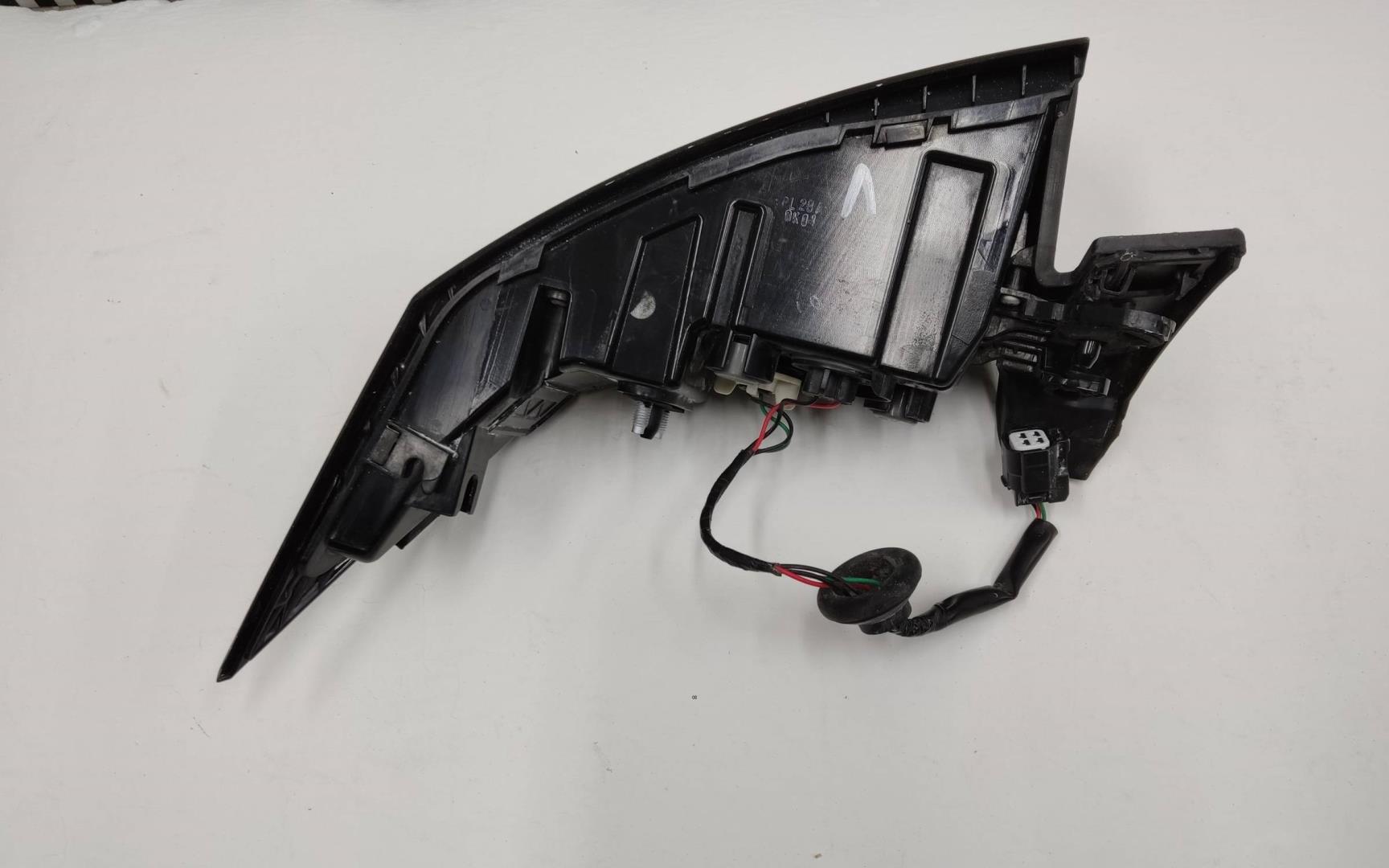 Фонарь задний наружный левый