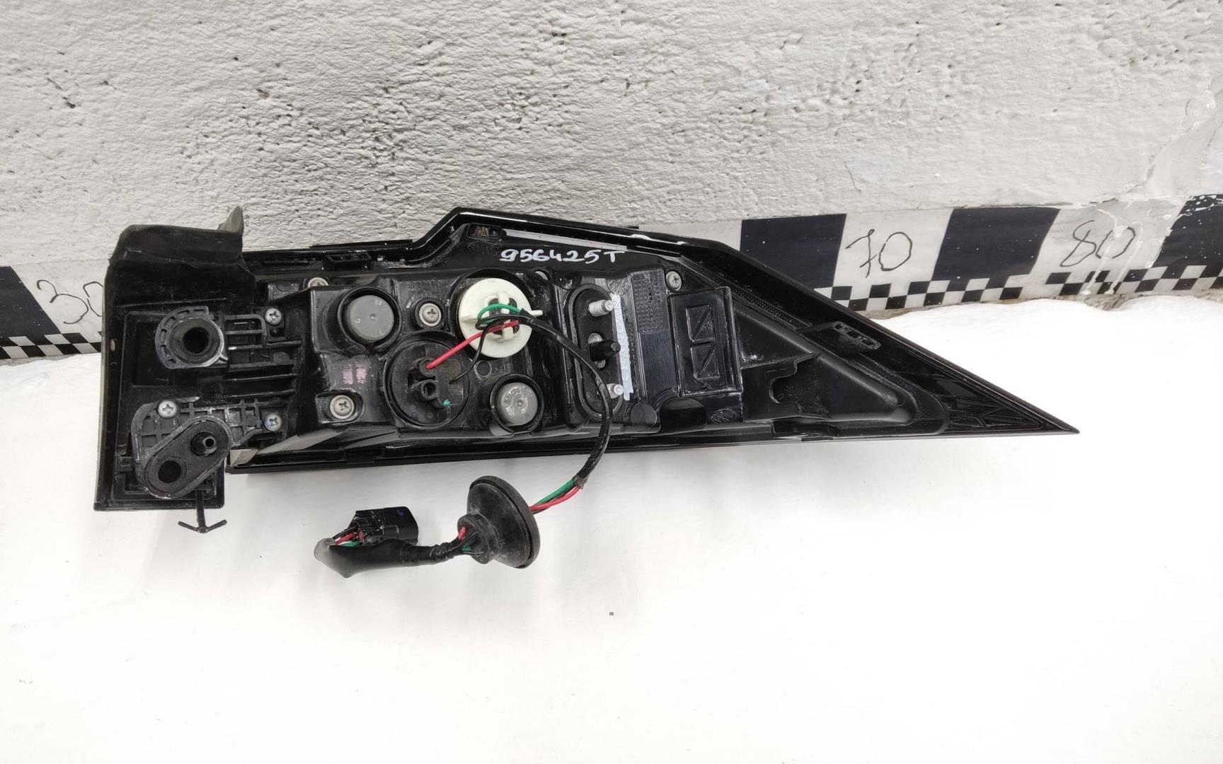 Фонарь задний наружный левый