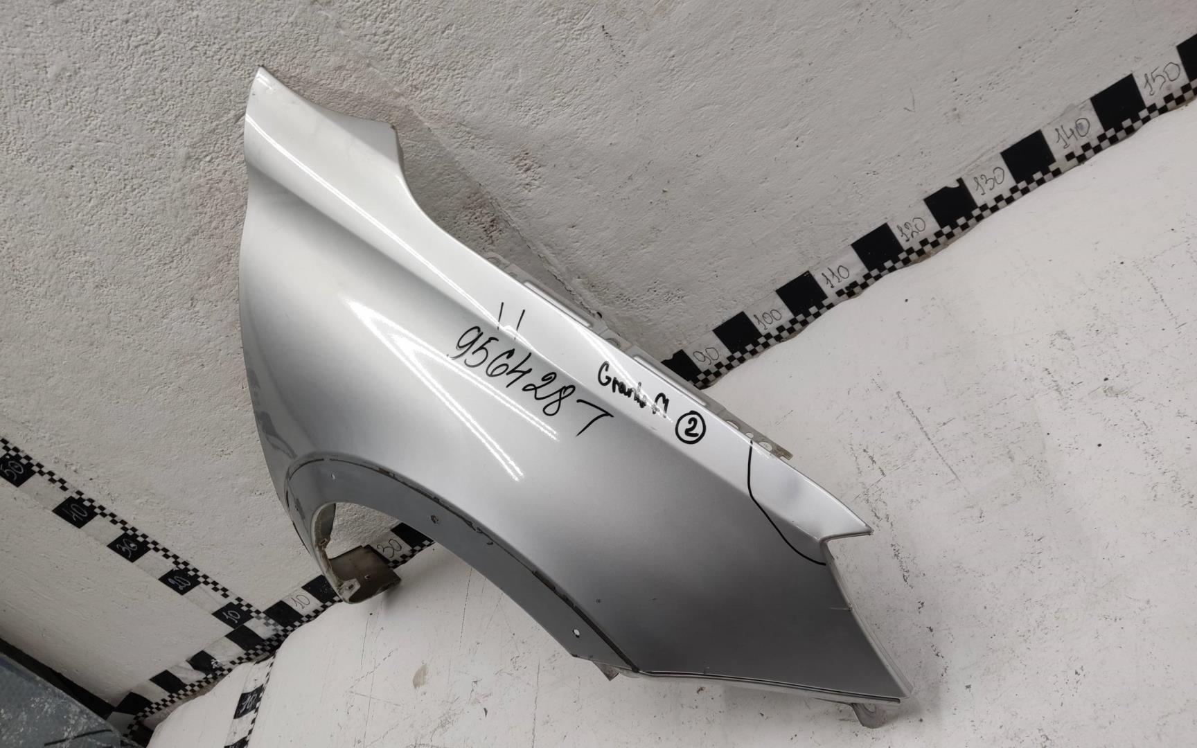 Крыло переднее правое