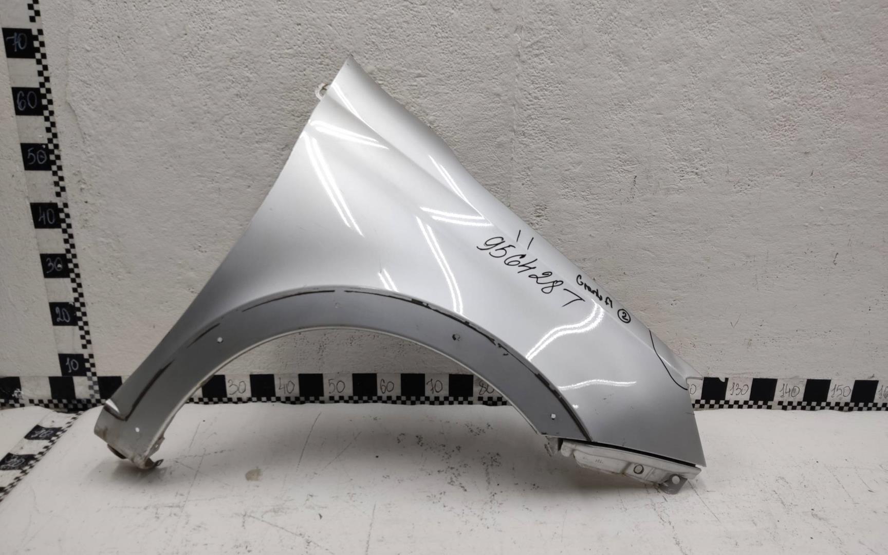 Крыло переднее правое