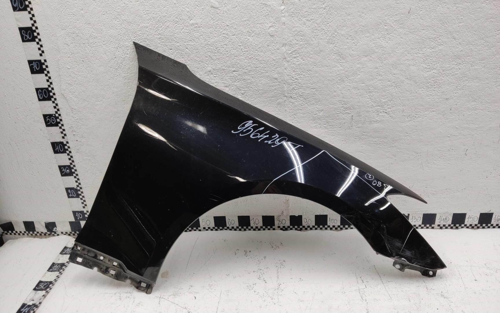 Крыло переднее правое