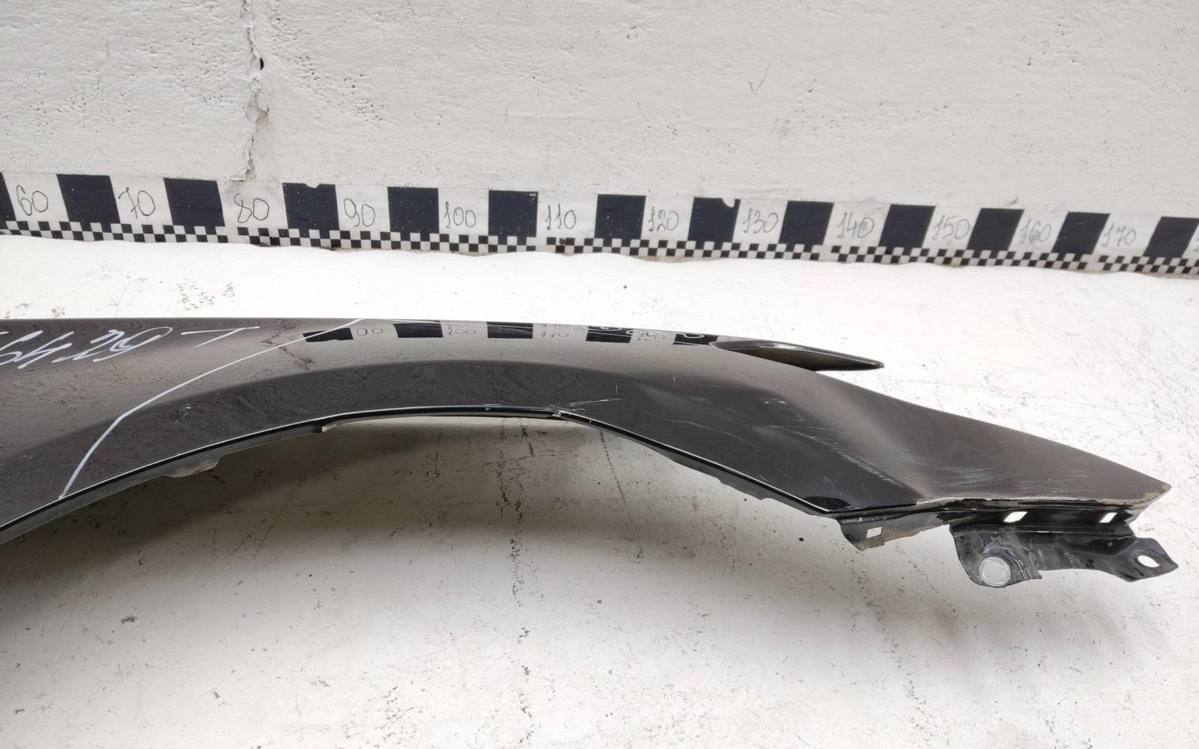 Крыло переднее правое