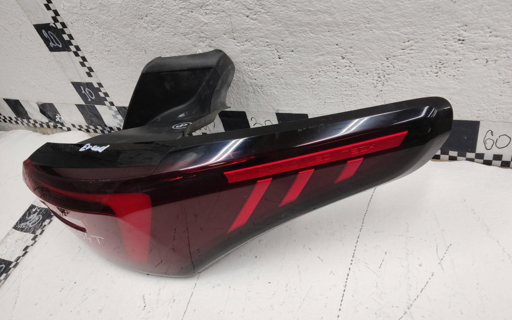 Фонарь задний наружный правый