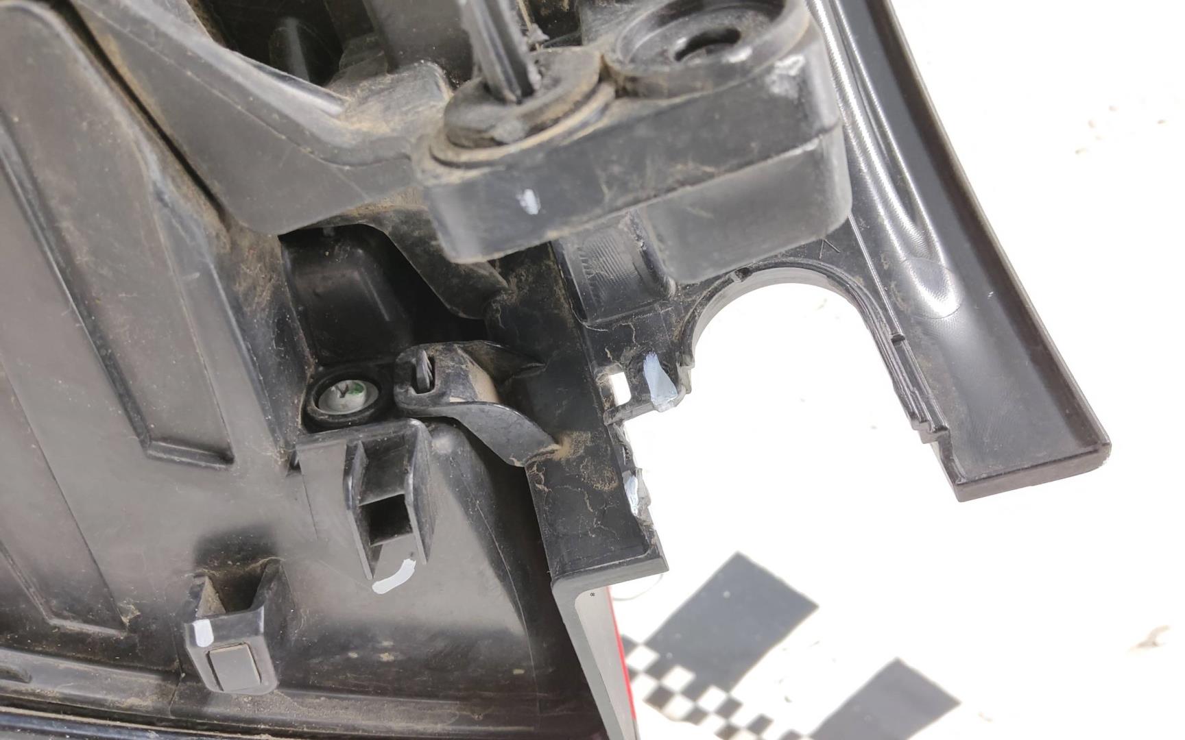 Фонарь задний наружный правый