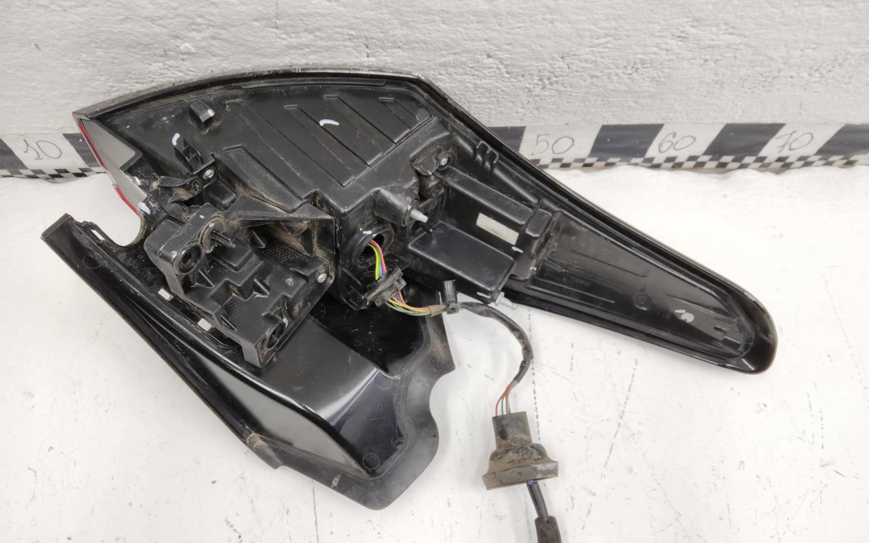 Фонарь задний наружный правый