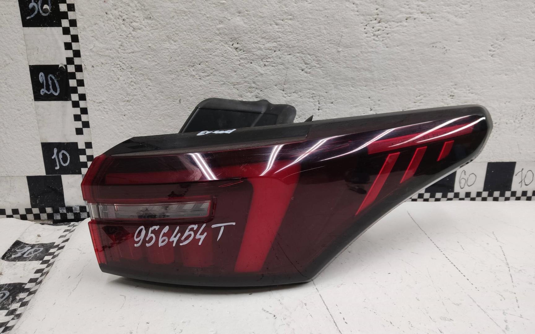 Фонарь задний наружный правый