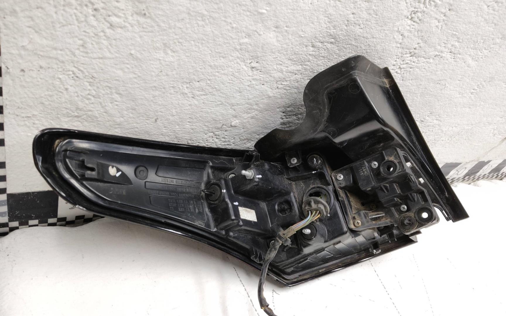 Фонарь задний наружный правый