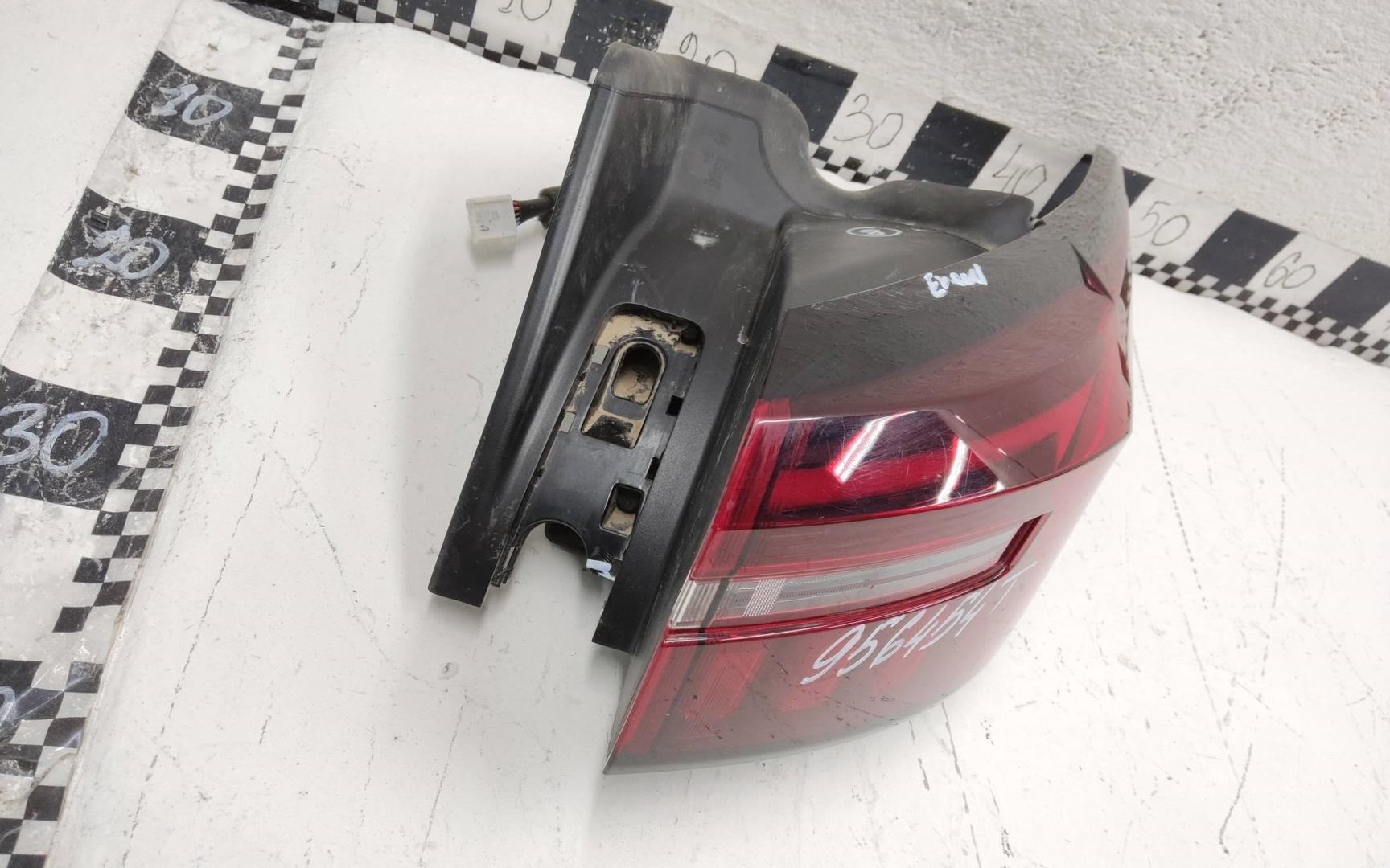 Фонарь задний наружный правый