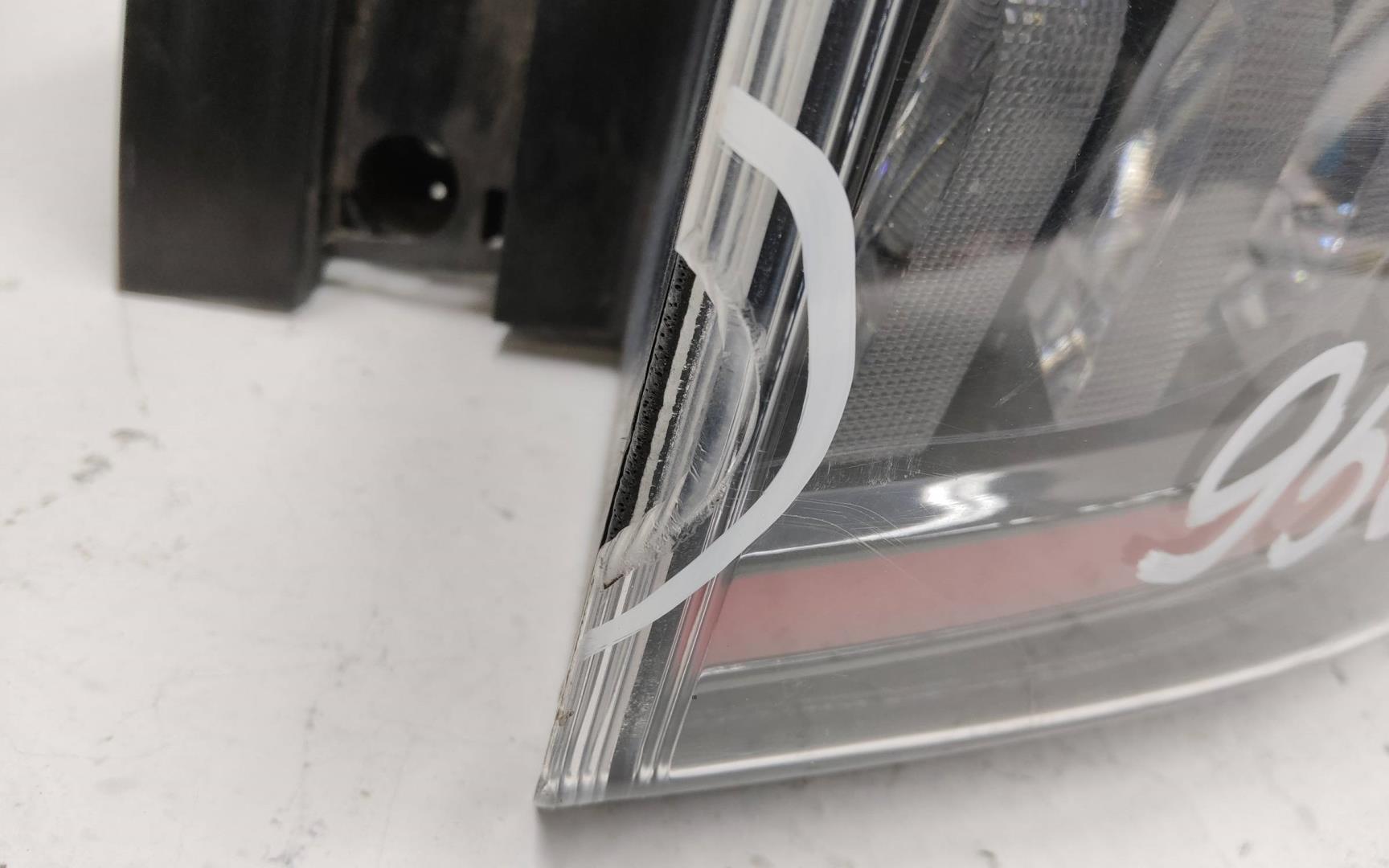 Фонарь задний наружный правый