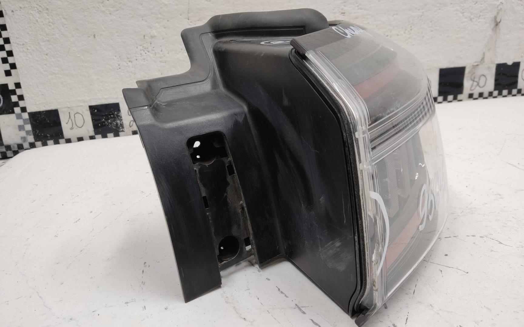 Фонарь задний наружный правый