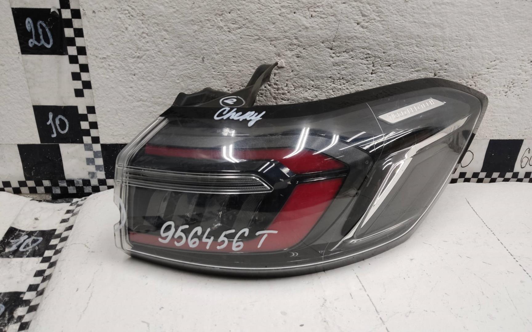 Фонарь задний наружный правый