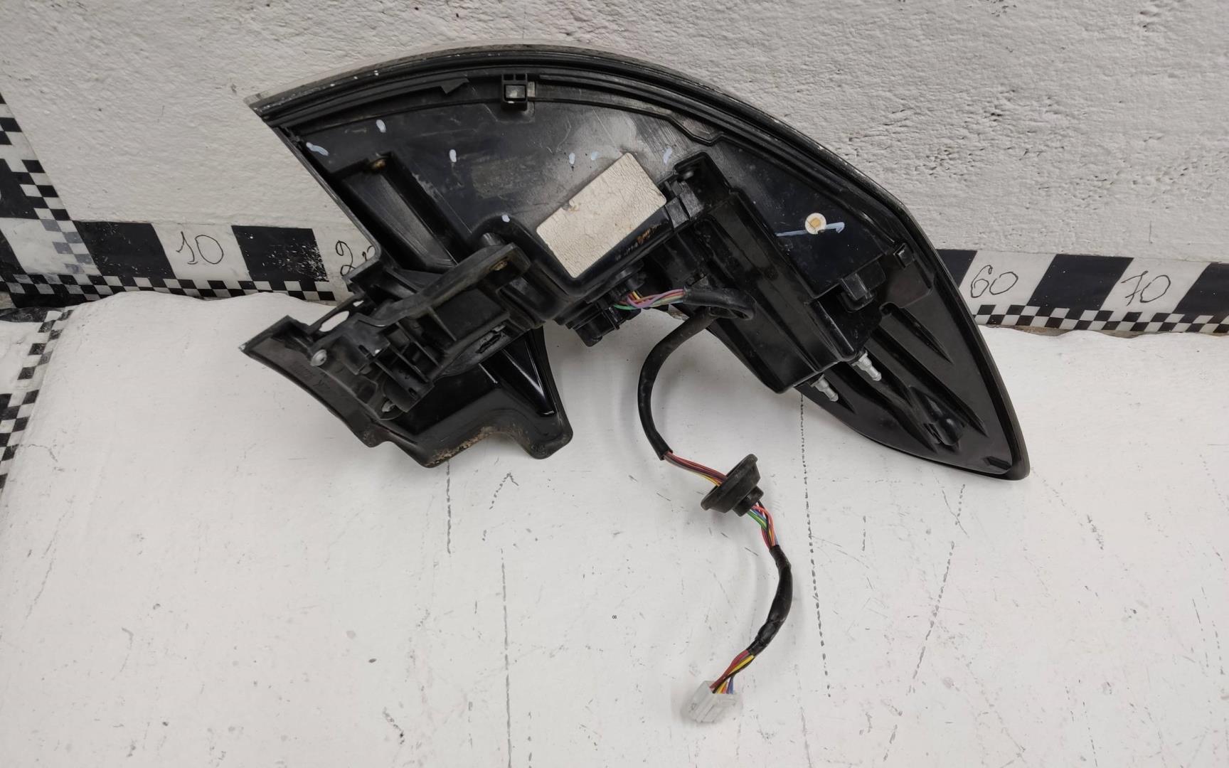 Фонарь задний наружный правый