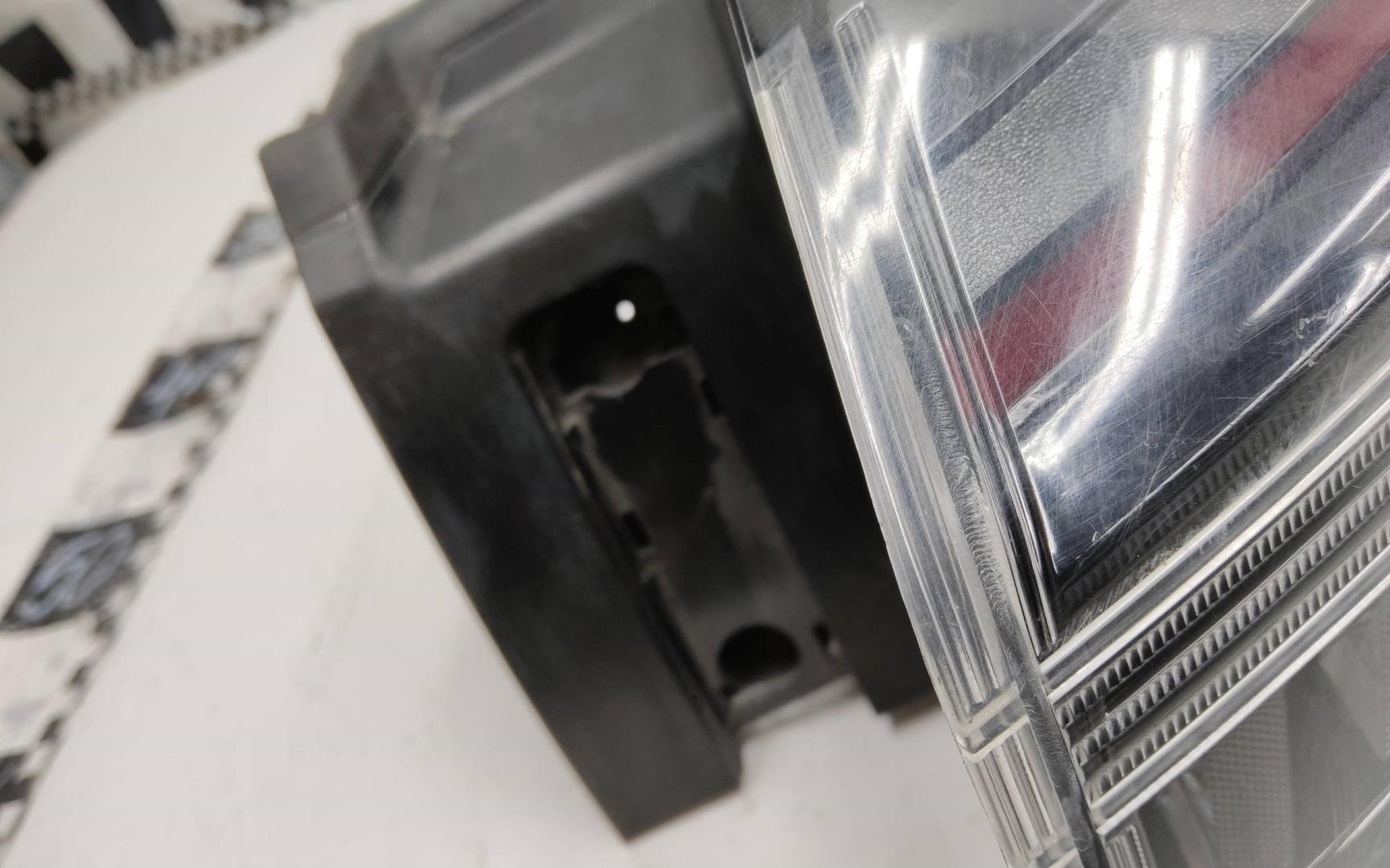 Фонарь задний наружный правый