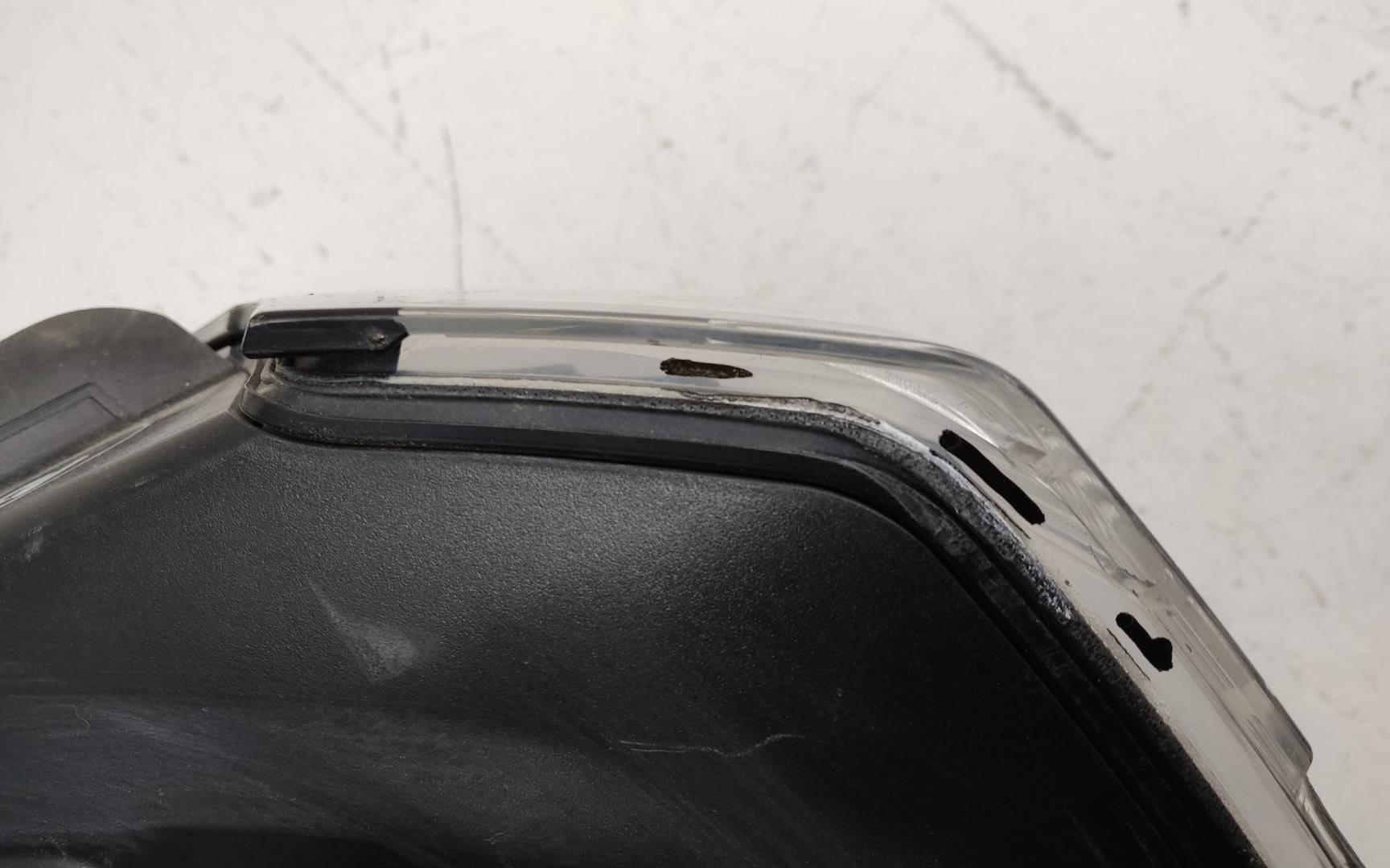 Фонарь задний наружный правый