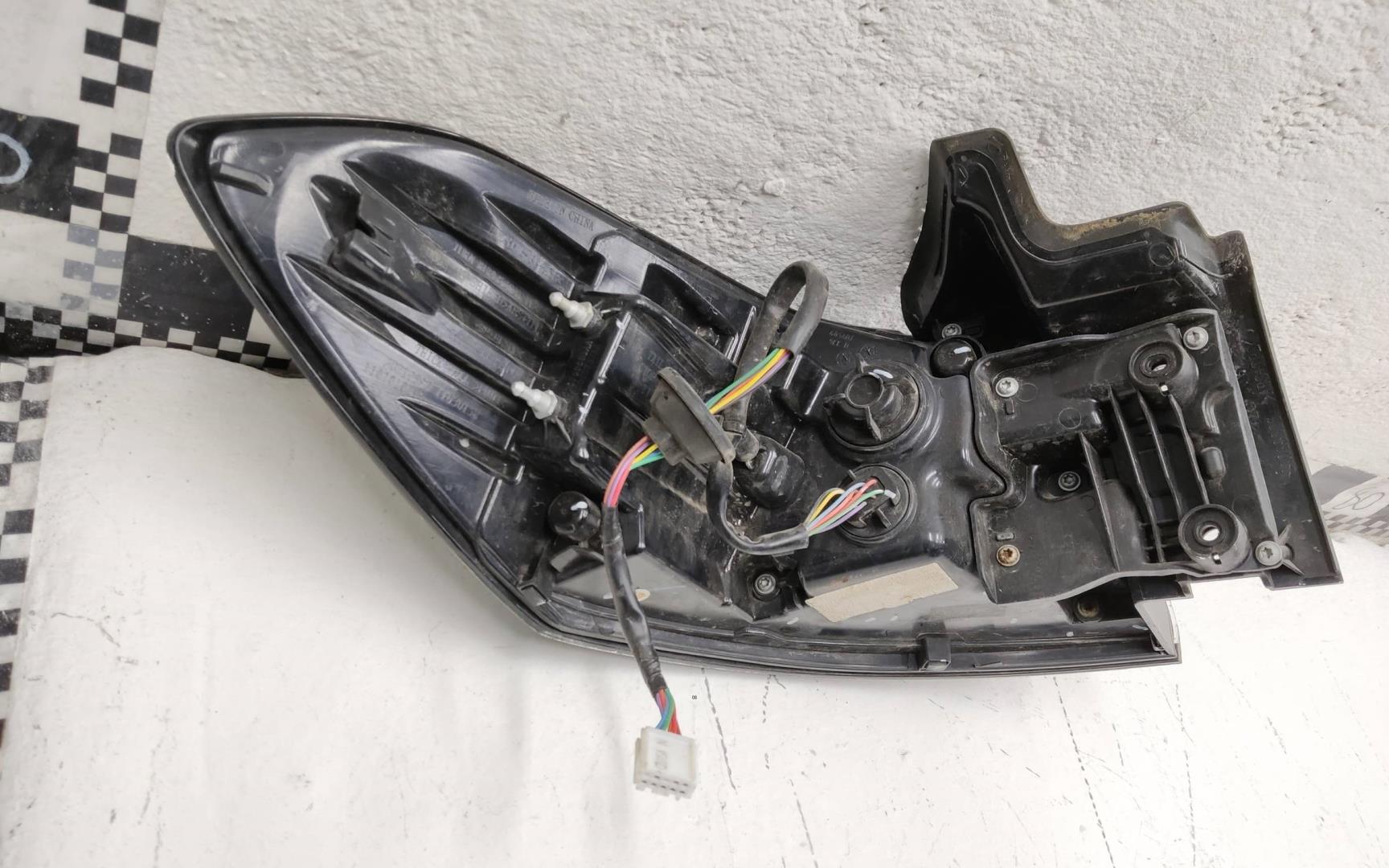 Фонарь задний наружный правый