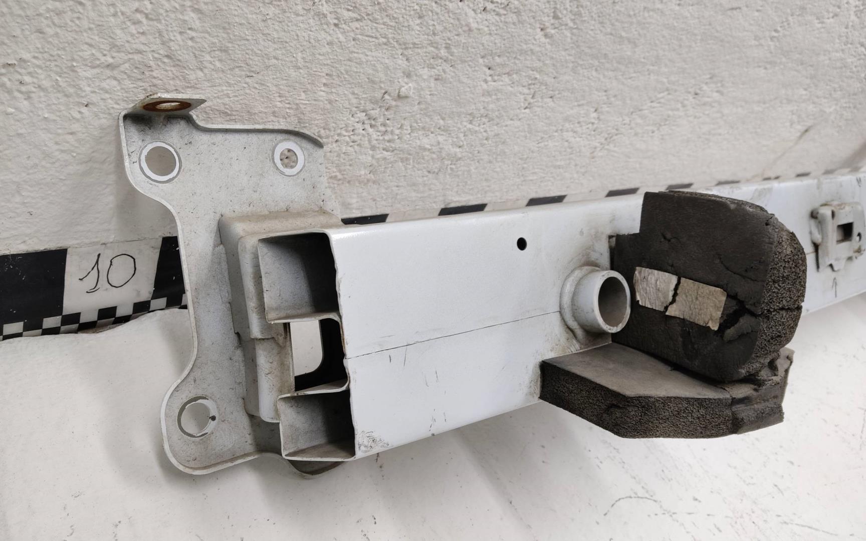 Усилитель переднего бампера