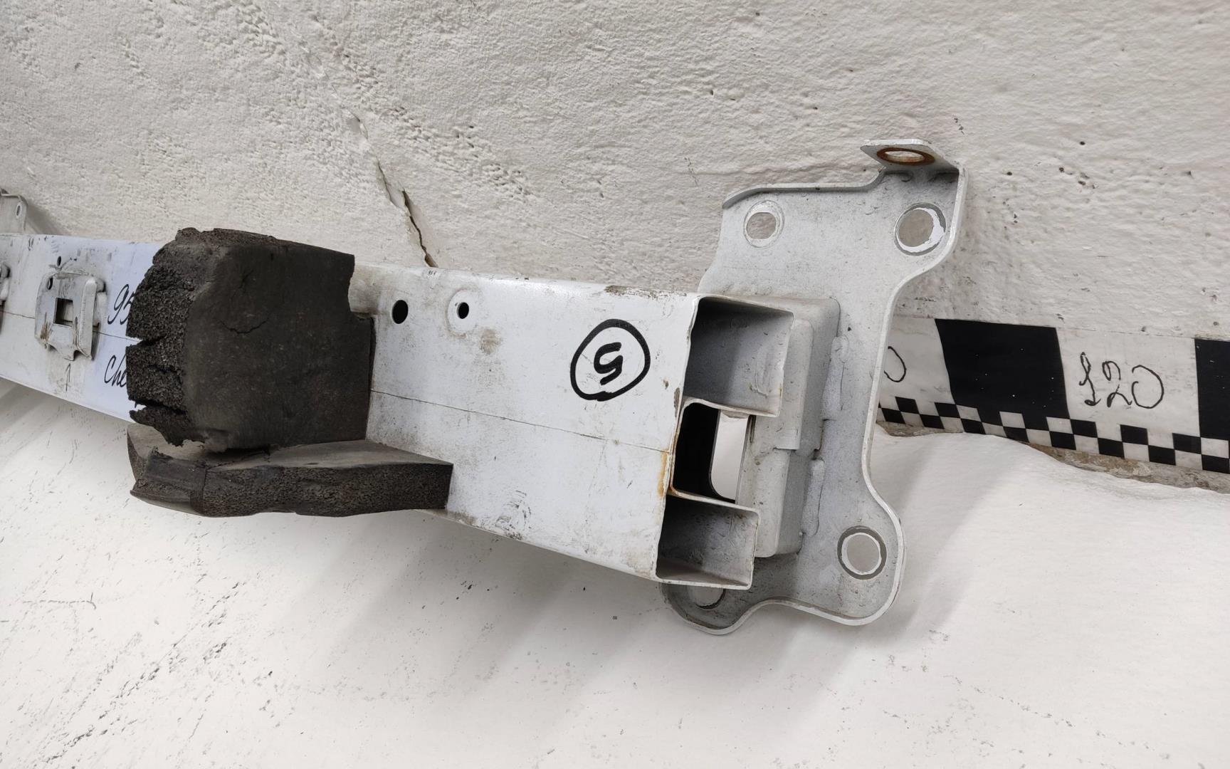 Усилитель переднего бампера