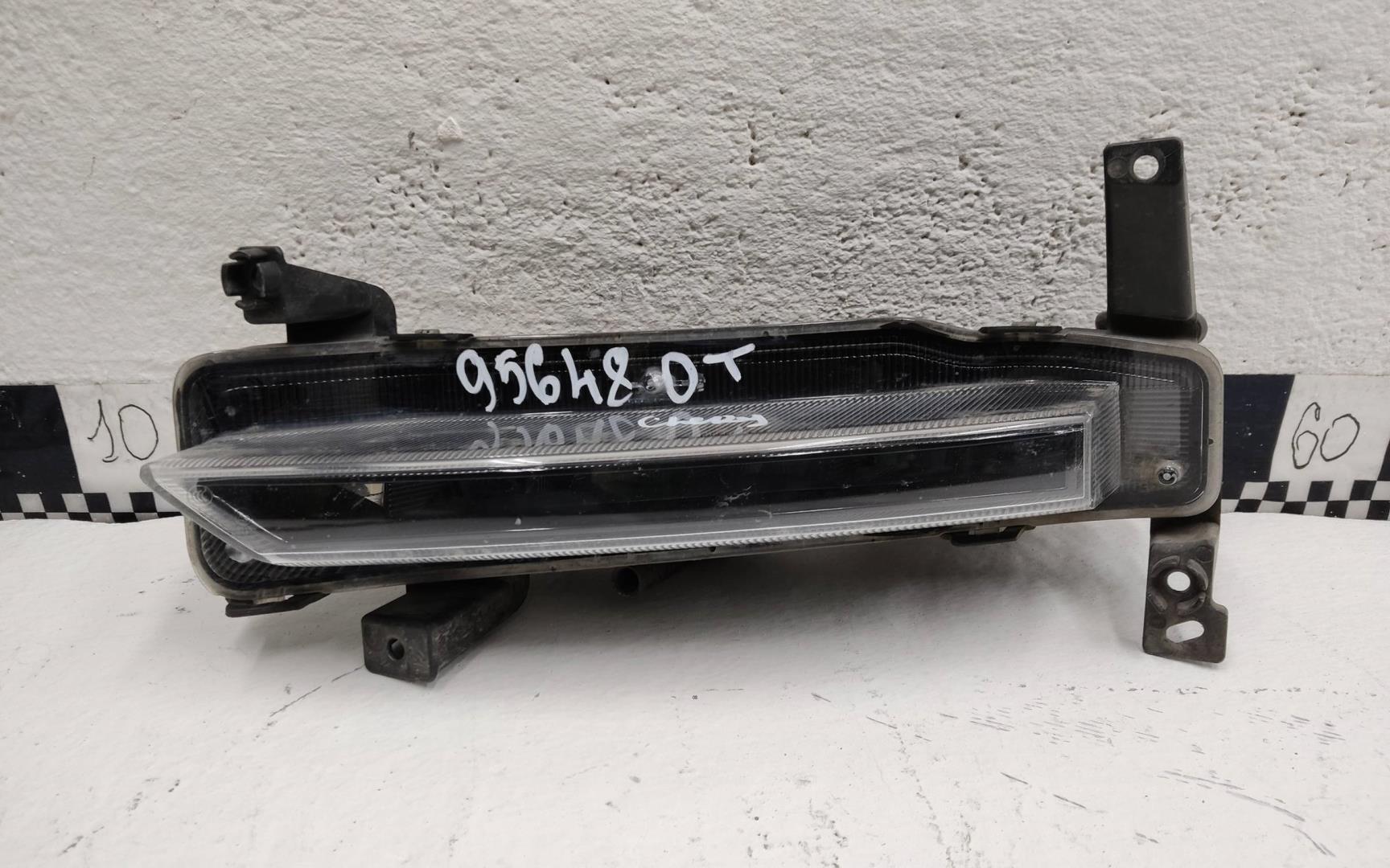 Фара противотуманная левая