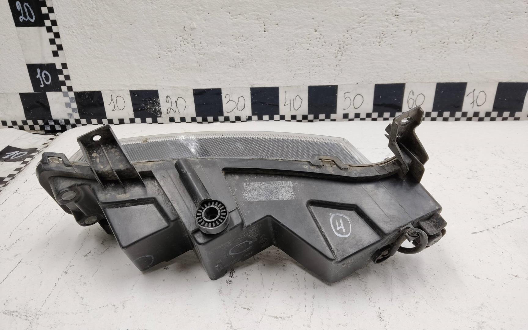 Фара противотуманная левая